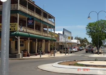 Wee Waa pub looking west