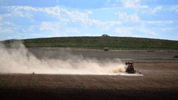 Australia secures fertiliser deal with Indonesia, headed by PM's trade tour